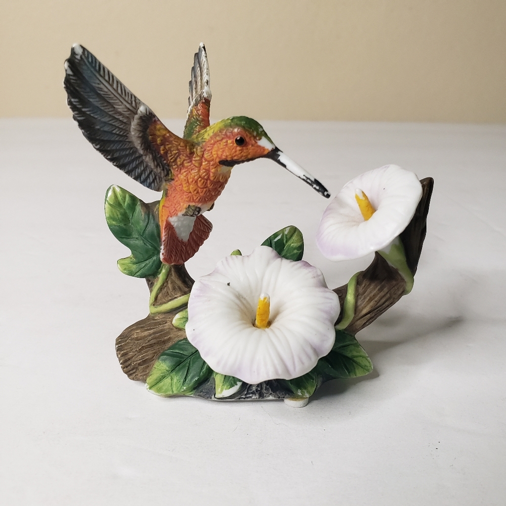 Hummingbird ceramic figurine with flower. 143